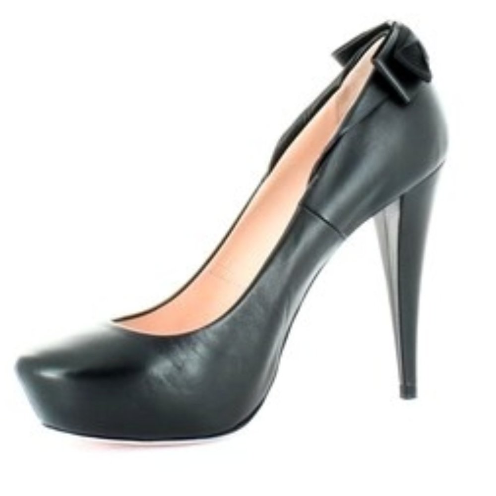 NIB Nina Ricci runway  fabulous  leather pumps